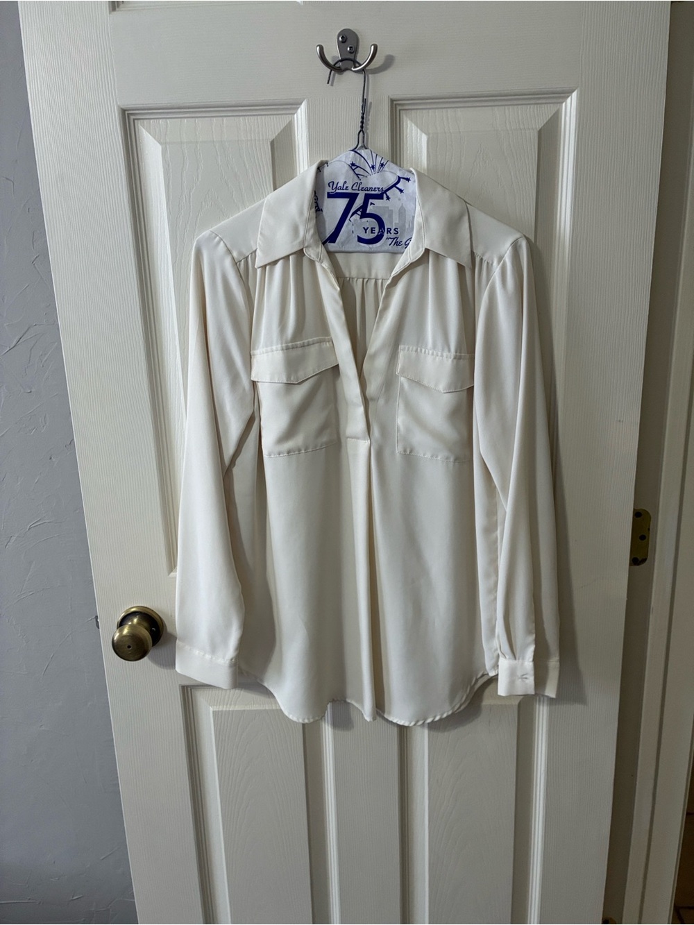 Ann Taylor Cream/White Long Sleeve V-Neck Blouse